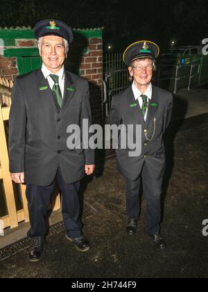 Samedi 20 novembre 2021 - Tom et Sue Baxter ont fait campagne pendant 2 décennies pour la réouverture d'un service ferroviaire à Okehampton.Ils étaient là pour saluer le premier train de la ligne Dartmoor pour arriver à la gare d'Okehampton.Un service régulier de transport de passagers à Exeter a été inauguré après un écart de près de 50 ans.Le rétablissement du service régulier améliorera les liens pour les navetteurs et fournira un terminal pour les visiteurs qui pourront explorer le parc national de Dartmoor.Il stimulera les entreprises locales, le secteur du tourisme et offrira un meilleur accès au travail et à l'éducation pour les locaux. Banque D'Images