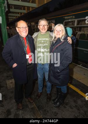 Samedi 20 novembre 2021 - le Dr Michael Ireland et le conseiller Kevin ball sont à la gare d'Okehampton, à l'arrivée du premier train de la ligne Dartmoor.Un service régulier de transport de passagers à Exeter a été inauguré après un écart de près de 50 ans.Pour renouveler la voie, 11 milles de nouvelle voie ont été posés, avec 24,000 traverses en béton, et 29,000 tonnes de balast.Le rétablissement du service régulier améliorera les liens pour les navetteurs et fournira un terminal pour les visiteurs qui pourront explorer le parc national de Dartmoor.Il stimulera les entreprises locales, le secteur du tourisme et offrira un meilleur accès au travail et à l'éducation pour les locaux. Banque D'Images