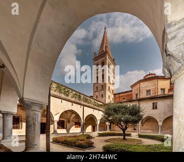 Saluzzo, Cuneo, Italie - 19 octobre 2021 : cloître du couvent près de l'église de San Giovanni (XVe siècle) vue du clocher de l'arche Banque D'Images