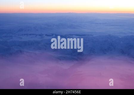 Vue aérienne depuis un avion volant au-dessus des nuages , heure du crépuscule, Japon Banque D'Images