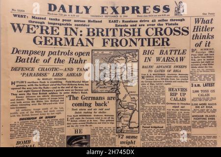 'Nous sommes dans: British Cross German Frontier' titre de la première page du Daily Express le 21 septembre 1944 pendant l'opération Market Garden. Banque D'Images