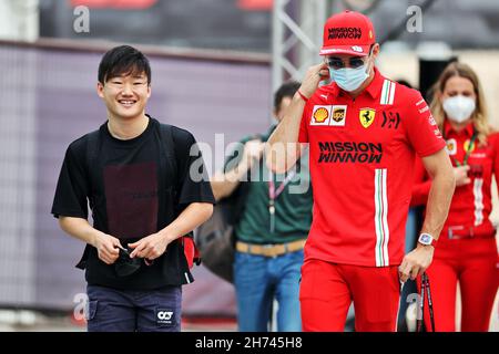 Doha, Qatar.20 novembre 2021.(De gauche à droite) : Yuki Tsunoda (JPN) AlphaTauri avec Charles Leclerc (mon) Ferrari.20.11.2021. Championnat du monde de Formule 1, Rd 20, Grand Prix du Qatar, Doha, Qatar,Jour de qualification.Le crédit photo doit être lu : images XPB/Press Association.Crédit : XPB Images Ltd/Alamy Live News Banque D'Images