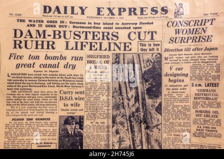 Titre « Dam-Busters Cut Ruhr Lifeline » de la première page du Daily Express le 4 octobre 1944 pendant la Seconde Guerre mondiale. Banque D'Images