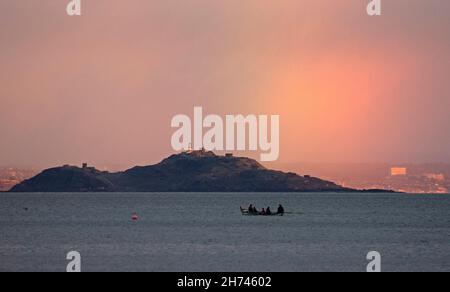 Portobello, Édimbourg, Écosse, Royaume-Uni.20 novembre 2021.Matin d'ambiance au-dessus du Firth of Forth avec un arc-en-ciel qui apparaît juste derrière l'île d'Inchkeith et qui montre le soleil sur la côte de Fife en arrière-plan.Photo : Portobello Rowing Club au premier plan avec l'arc-en-ciel coloré au-dessus de l'île Inchkeith.Crédit : Arch White/Alamy Live News. Banque D'Images