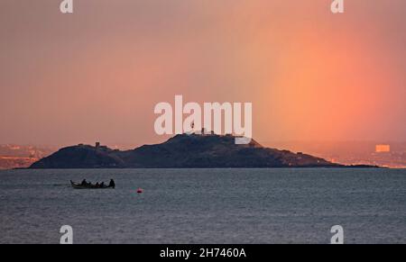 Portobello, Édimbourg, Écosse, Royaume-Uni.20 novembre 2021.Matin d'ambiance au-dessus du Firth of Forth avec un arc-en-ciel qui apparaît juste derrière l'île d'Inchkeith et qui montre le soleil sur la côte de Fife en arrière-plan.Photo : Portobello Rowing Club au premier plan avec l'arc-en-ciel coloré au-dessus de l'île Inchkeith.Crédit : Arch White/Alamy Live News. Banque D'Images