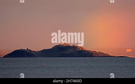 Portobello, Édimbourg, Écosse, Royaume-Uni.20 novembre 2021.Matin d'ambiance au-dessus du Firth of Forth avec un arc-en-ciel qui apparaît juste derrière l'île d'Inchkeith et qui montre le soleil sur la côte de Fife en arrière-plan.Crédit : Arch White/Alamy Live News. Banque D'Images