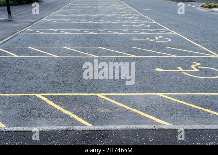 De nombreuses places de stationnement de véhicule vides avec une marque jaune sont désactivées dans un parking Banque D'Images