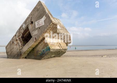 Un bunker du mur de l'Atlantique est coincé sur la plage de Hourdel.Baie de somme, France. Banque D'Images