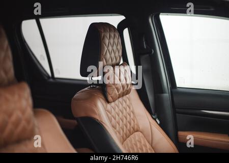 intérieur de voiture avec sièges en cuir brun matelassé Banque D'Images