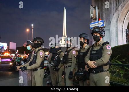 Bangkok, Thaïlande.19 novembre 2021.Les manifestants se sont rassemblés autour du monument de la victoire à 5 h 00 pour organiser un événement de Loy Krathong avec le Premier ministre Prayut.Mais la police anti-émeute a établi des points de contrôle pour bloquer les routes environnantes et déployer des troupes de police anti-émeute autour du monument.Il y a eu peu d'affrontements entre les manifestants et la police anti-émeute.(Photo par Edirach Toumlamoon/Pacific Press) crédit: Pacific Press Media production Corp./Alay Live News Banque D'Images