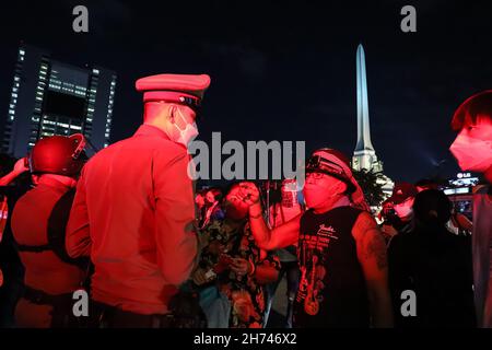 Bangkok, Thaïlande.19 novembre 2021.Les manifestants se sont rassemblés autour du monument de la victoire à 5 h 00 pour organiser un événement de Loy Krathong avec le Premier ministre Prayut.Mais la police anti-émeute a établi des points de contrôle pour bloquer les routes environnantes et déployer des troupes de police anti-émeute autour du monument.Il y a eu peu d'affrontements entre les manifestants et la police anti-émeute.(Photo par Edirach Toumlamoon/Pacific Press) crédit: Pacific Press Media production Corp./Alay Live News Banque D'Images