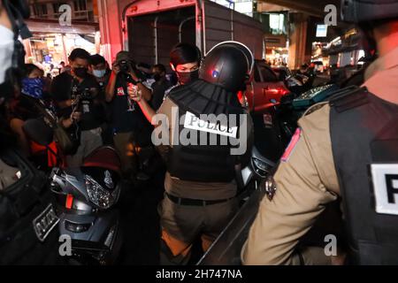 Bangkok, Thaïlande.19 novembre 2021.Les manifestants se sont rassemblés autour du monument de la victoire à 5 h 00 pour organiser un événement de Loy Krathong avec le Premier ministre Prayut.Mais la police anti-émeute a établi des points de contrôle pour bloquer les routes environnantes et déployer des troupes de police anti-émeute autour du monument.Il y a eu peu d'affrontements entre les manifestants et la police anti-émeute.(Credit image: © Edirach Toumlamoon/Pacific Press via ZUMA Press Wire) Credit: ZUMA Press, Inc./Alamy Live News Banque D'Images