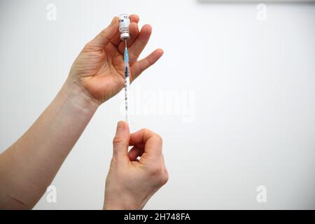 Photo du dossier datée du 19/02/21 d'un flacon du vaccin coronavirus Pfizer-BioNTech préparé pour injection.Les responsables de la santé ont déclaré qu'ils planifiaient régulièrement le déploiement rapide des vaccins selon les derniers conseils d'experts, après un rapport selon lequel des injections de coronavirus pourraient être données à des enfants de moins de 12 ans l'année prochaine.Date de publication : samedi 20 novembre 2021. Banque D'Images