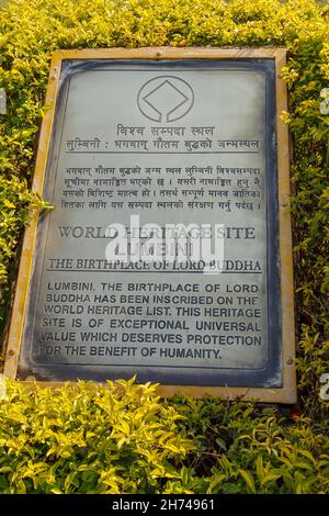 Lumbini, Népal - 17 novembre 2016 : Lumbini le lieu de naissance du Bouddha.Plaque signalétique.Temple Maya Devi Banque D'Images