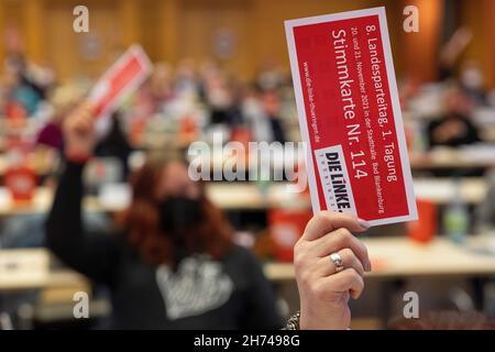 Bad Blankenburg, Allemagne.20 novembre 2021.Les délégués votent sur l'ordre du jour de la conférence de la gauche de Thuringe.Environ 140 délégués élisent une nouvelle double direction pour l'État partie.Credit: Michael Reichel/dpa/Alay Live News Banque D'Images