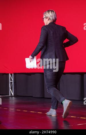 Bad Blankenburg, Allemagne.20 novembre 2021.Susanne Hennig-Wellsow, codirigeante du parti de gauche, quitte la scène après son discours à la conférence du parti d'État.Suite au passage de Hennig-Wellsow à la direction fédérale du parti de gauche, un nouveau double leadership est élu pour le parti d'État.Credit: Michael Reichel/dpa/Alay Live News Banque D'Images