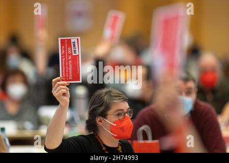 Bad Blankenburg, Allemagne.20 novembre 2021.Les délégués votent sur l'ordre du jour de la conférence de la gauche de Thuringe.Environ 140 délégués élisent une nouvelle double direction pour l'État partie.Credit: Michael Reichel/dpa/Alay Live News Banque D'Images