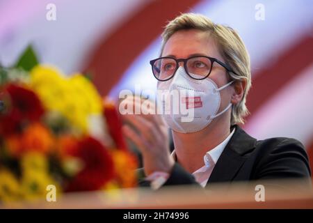 Bad Blankenburg, Allemagne.20 novembre 2021.Susanne Hennig-Wellsow, coprésidente fédérale du parti de gauche, siège avec des fleurs à la conférence du parti d'État.Suite au passage de Hennig-Wellsow à la direction fédérale du parti de gauche, un nouveau double leadership est élu pour le parti d'État.Credit: Michael Reichel/dpa/Alay Live News Banque D'Images