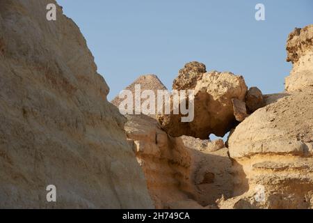La Grande Pyramide de Gizeh (également connue sous le nom de Pyramide de Khufu ou Pyramide de Cheops) est la plus ancienne et la plus grande. Vue depuis les collines environnantes. Banque D'Images