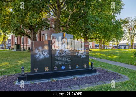 Newton, Illinois, États-Unis - 28 septembre 2021 : le palais de justice historique du comté de Jasper et le monument commémoratif des anciens combattants Banque D'Images