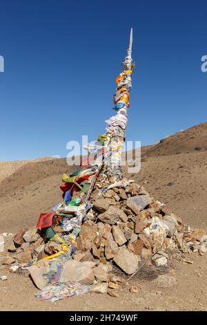 Col de Gyu la dans l'Himalaya.Pile traditionnelle de pierres et drapeaux de prière sur le col de montagne.Mustang, Népal. Banque D'Images