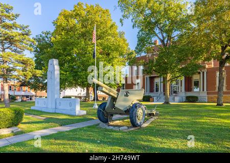 Newton, Illinois, États-Unis - 28 septembre 2021 : le palais de justice historique du comté de Jasper et le mémorial des anciens combattants présentent une pièce d'artillerie Banque D'Images