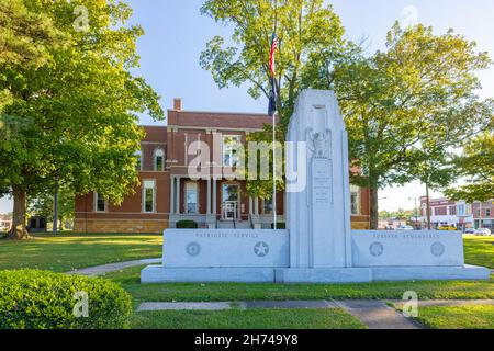 Newton, Illinois, États-Unis - 28 septembre 2021 : le palais de justice historique du comté de Jasper et le monument commémoratif des anciens combattants Banque D'Images