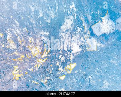 Glace en cristal avec lumière du soleil.Arrière-plan des réflexions abstraites. Banque D'Images