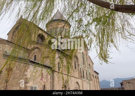 La cathédrale de Svetitskhoveli vue à travers les feuilles vertes d'un arbre.Mtskheta, province de Mtskheta-Mtianeti, Géorgie, Caucase Banque D'Images