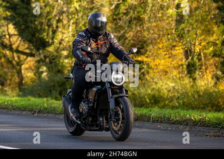 Motocycliste sur une moto Honda Banque D'Images