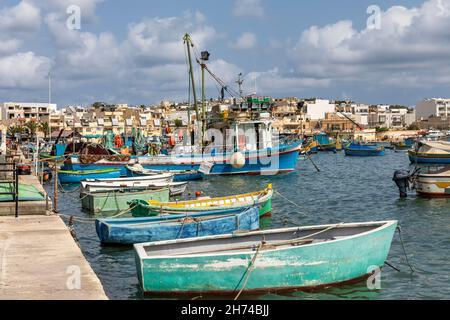 Vue pittoresque du port de Marsaxlokk avec des bateaux de pêche traditionnels colorés amarrés au quai, village de Marsaxlokk, Malte, Europe Banque D'Images