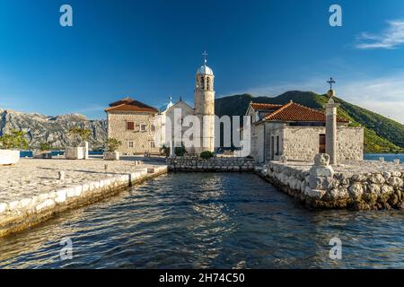 Die künstliche Insel Gospa od Skrpjela mit der Kirche St. Marien auf dem Felsen BEI Perast an der Bucht von Kotor, Montenegro, Europa | The Roman C Banque D'Images