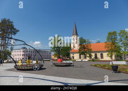 Võru, Estonie - juin 15, 2021: Place principale de Voru en Estonie, Europe.Espace loisirs. Banque D'Images