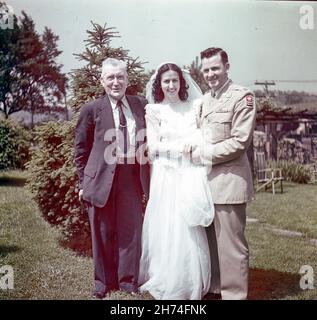 Vintage 1940s portrait d'une mariée et marié avec un parent masculin de mariée, USA Banque D'Images