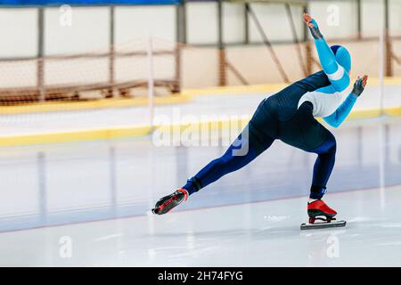 une patineuse féminine est en compétition de patinage de vitesse Banque D'Images