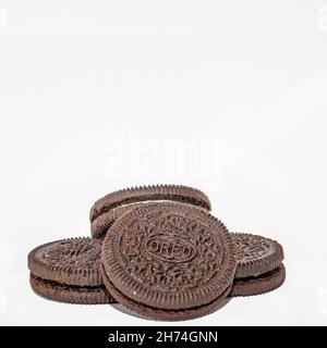 Biscuits au chocolat avec crème sur fond blanc.Espace de copie . photo de stock. Banque D'Images