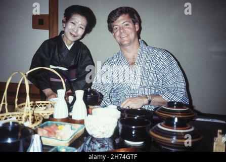 1980s, Handsome 30's Man Touring Japon Banque D'Images