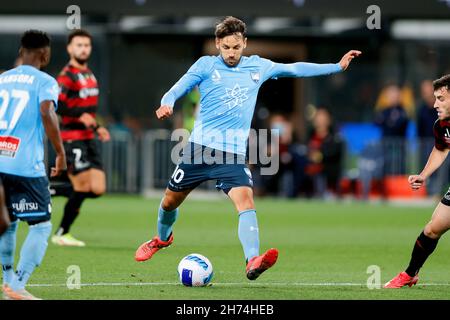 Sydney, Australie, 20 novembre 2021.Milos Ninkovic du FC Sydney tire lors du match de football de la première partie A-League entre le FC Western Sydney Wanderers et le FC Sydney.Credit: Pete Dovgan/Alamy Live News Banque D'Images