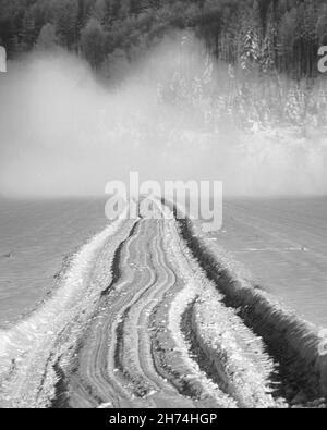 Piste cyclable R1 en hiver, près de Gewissenruh, Wesertal, Weser Uplands, Weserbergland,Hesse, Allemagne Banque D'Images