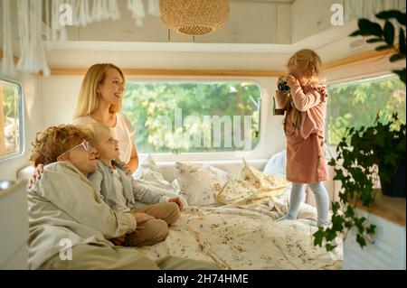 Joyeux campeurs de famille pose à motorhome, camping Banque D'Images