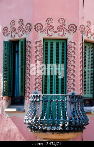 Balcon du Musée de la Maison Gaudí situé dans le Parc Güell à Barcelone, Espagne. Banque D'Images