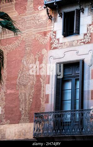 Façade sgraffito de la Casa de la Seda ou Maison de la soie dans le quartier gothique de Barcelone, Espagne. Banque D'Images