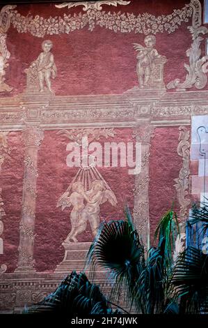 Sgraffito de la Casa de la Seda ou Maison de la soie dans le quartier gothique de Barcelone, Espagne. Banque D'Images