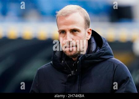 Sinsheim, Allemagne.20 novembre 2021.Football: Bundesliga, TSG 1899 Hoffenheim - RB Leipzig, Matchday 12, PreZero Arena.Sebastian Hoeneß, l'entraîneur de Hoffenheim, entre dans le stade avec un masque FFP2.Crédit : Uwe Anspach/dpa - REMARQUE IMPORTANTE :Conformément aux règlements de la DFL Deutsche Fußball Liga et/ou de la DFB Deutscher Fußball-Bund, il est interdit d'utiliser ou d'avoir utilisé des photos prises dans le stade et/ou du match sous forme de séquences d'images et/ou de séries de photos de type vidéo./dpa/Alay Live News crédit:dpa Picture Alliance/Alay Live News Banque D'Images