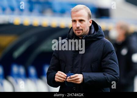 Sinsheim, Allemagne.20 novembre 2021.Football: Bundesliga, TSG 1899 Hoffenheim - RB Leipzig, Matchday 12, PreZero Arena.Sebastian Hoeneß, l'entraîneur de Hoffenheim, entre dans le stade avec un masque FFP2.Crédit : Uwe Anspach/dpa - REMARQUE IMPORTANTE :Conformément aux règlements de la DFL Deutsche Fußball Liga et/ou de la DFB Deutscher Fußball-Bund, il est interdit d'utiliser ou d'avoir utilisé des photos prises dans le stade et/ou du match sous forme de séquences d'images et/ou de séries de photos de type vidéo./dpa/Alay Live News crédit:dpa Picture Alliance/Alay Live News Banque D'Images