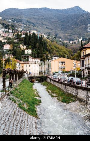 Canal pavé entre les rues de Varenna.Côme, Italie Banque D'Images