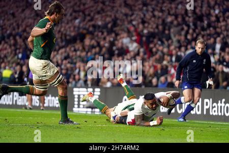 Le Manu Tuilagi d'Angleterre marque la première tentative de son côté lors du match international d'automne au stade de Twickenham, Londres.Date de la photo: Samedi 20 novembre 2021. Banque D'Images