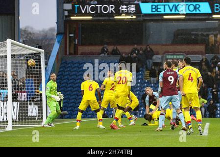 Burnley, Royaume-Uni.20 novembre 2021.Ben Mee, de Burnley (c), dirige le ballon et marque le 1er but de ses équipes.Premier League Match, Burnley v Crystal Palace à Turf Moor à Burnley, Lancs, le samedi 20 novembre 2021. Cette image ne peut être utilisée qu'à des fins éditoriales.Utilisation éditoriale uniquement, licence requise pour une utilisation commerciale.Aucune utilisation dans les Paris, les jeux ou les publications d'un seul club/ligue/joueur. photo par Chris Stading/Andrew Orchard sports Photography/Alamy Live News crédit: Andrew Orchard sports Photography/Alamy Live News Banque D'Images