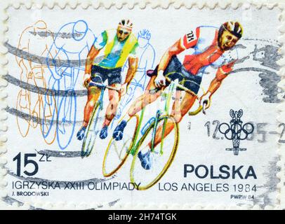 Timbre-poste annulé imprimé par la Pologne, qui montre Cyclisme, promotion des Jeux Olympiques d'été à Los Angeles, vers 1984. Banque D'Images