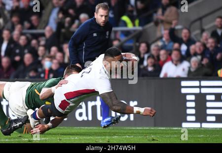 20 novembre 2021 ; Twickenham, Londres, Angleterre, Autumn Series International rugby, Angleterre contre Afrique du Sud : Manu Tuilagi d'Angleterre marque l'Angleterre&#x2019;s premier essai sous la pression de Handre Pollard d'Afrique du Sud en 7e minute Banque D'Images